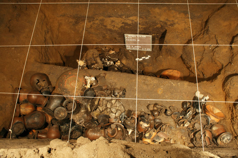 Illustration for article titled Encuentran miles de nuevos objetos bajo la pirámide de Teotihuacán